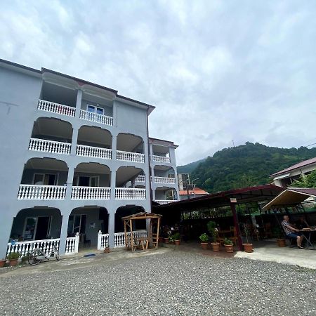 Hotel Beliy Dom Kvariati Exterior foto