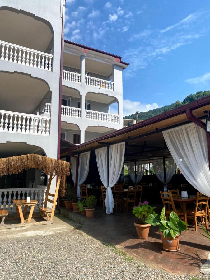 Hotel Beliy Dom Kvariati Exterior foto