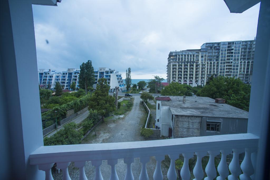 Hotel Beliy Dom Kvariati Exterior foto
